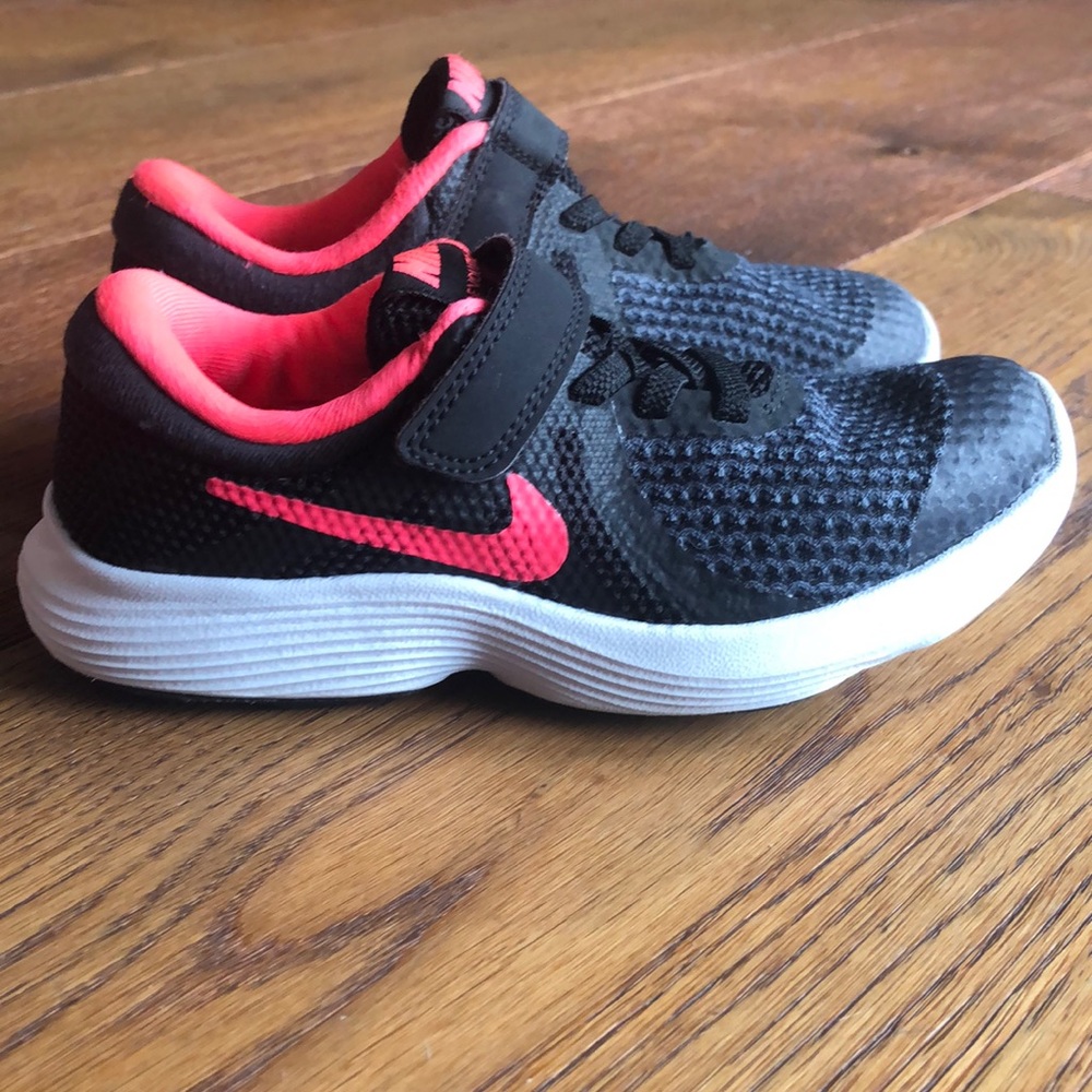 Little girls Nike’s 11.5